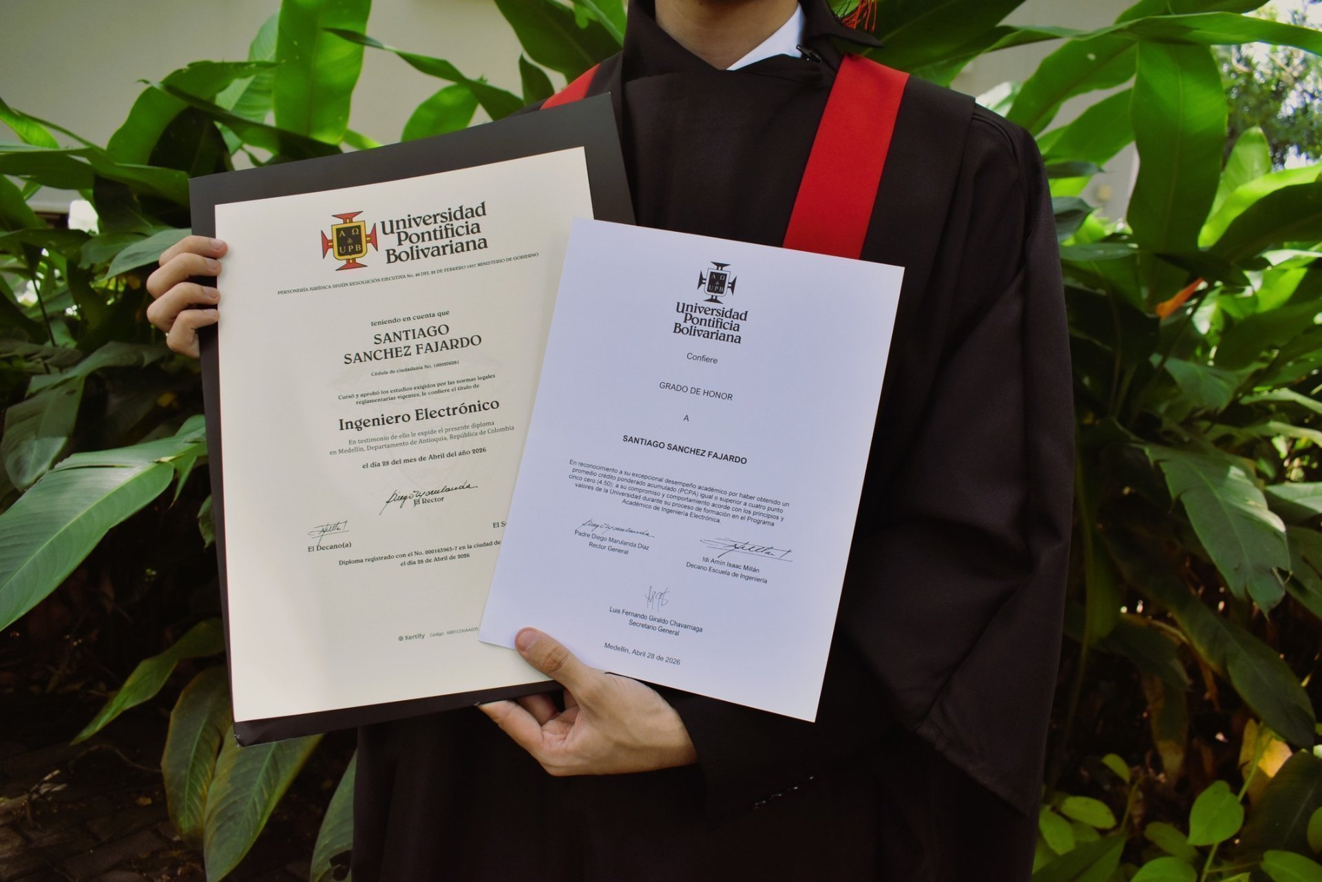 Santiago se gradúa con honores luego de haber terminado sus estudios gracias a la beca que ortorga la UPB desde bienestar
