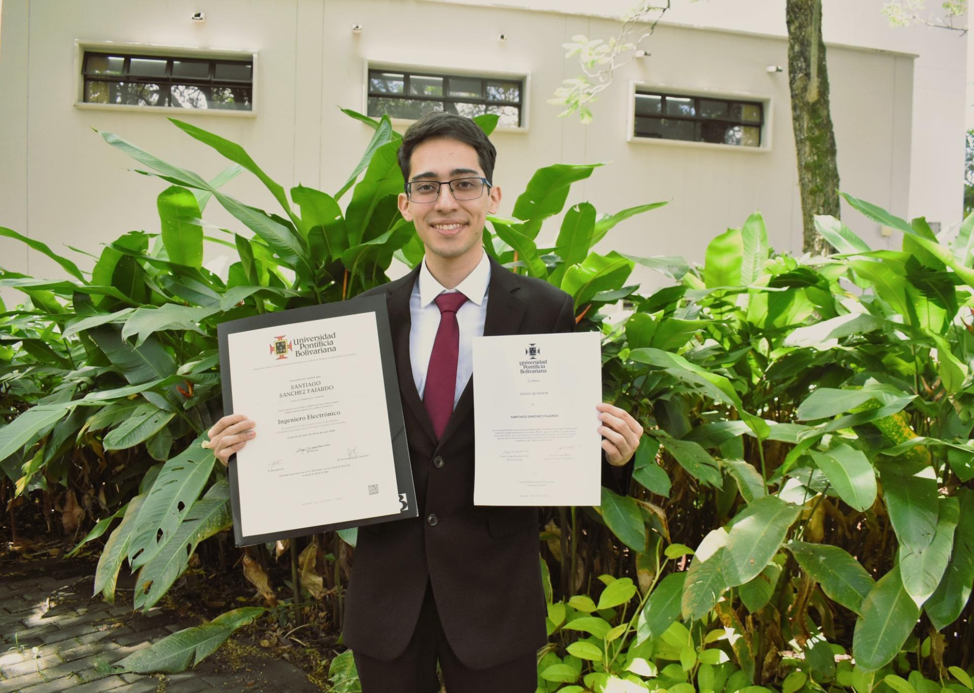Santiago se gradúa con honores luego de haber terminado sus estudios gracias a la beca que ortorga la UPB desde bienestar