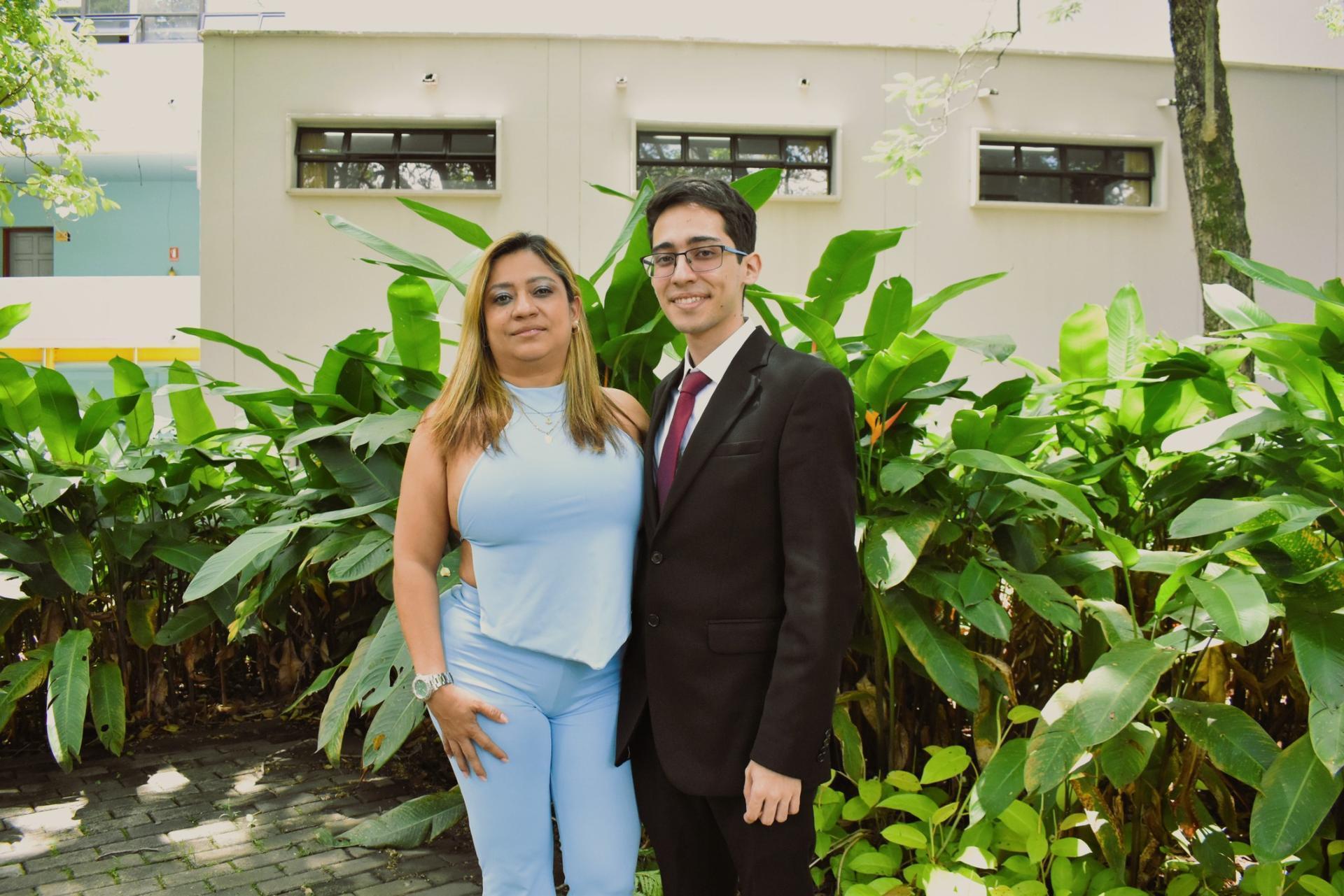 Santiago se gradúa con honores luego de haber terminado sus estudios gracias a la beca que ortorga la UPB desde bienestar