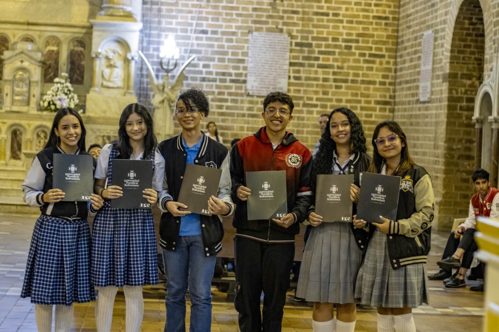 Entrega de becas arquidiocesanas en la catedral metropolitana en la eucaristía de bachilleres