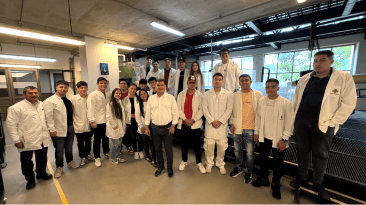 RECTOR CON LOS ESTUDIANTES