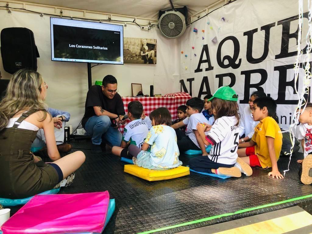 Aquenarre dictando el taller de Corazones Solitarios a los niños