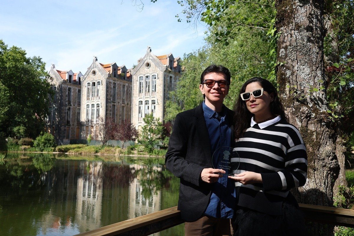 Laura y Juan posan con el premio de CANNES.