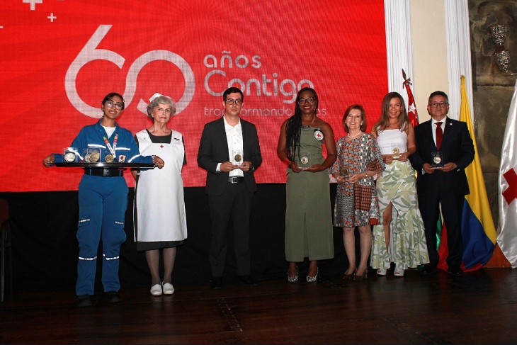 Miguel Ángel Amaya, coordinador de Proyectos de Extensión y Transferencia, recibió en nombre de la UPB Bucaramanga la condecoración “60 años” otorgada por la Cruz Roja Colombiana Seccional Santander.