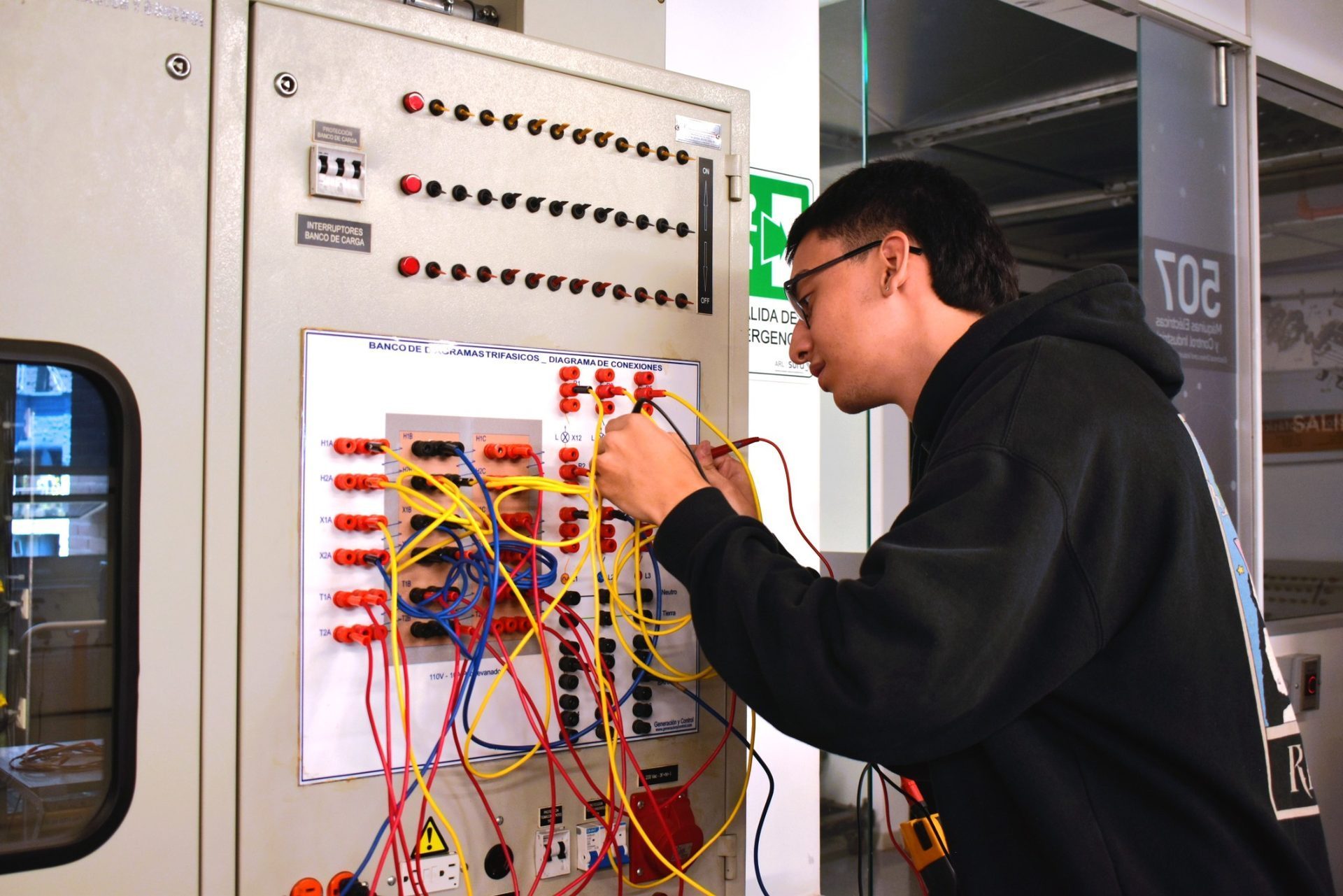 Estudiantes del pregrado de ingeniería eléctrica en las instalaciones del bloque 11 de laboratorios de la UPB