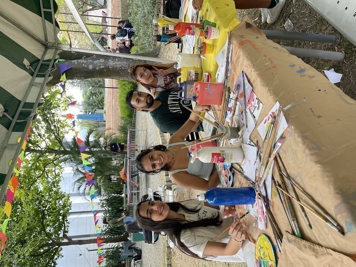 Estudiantes en actividades de nauguración de Bienestar 