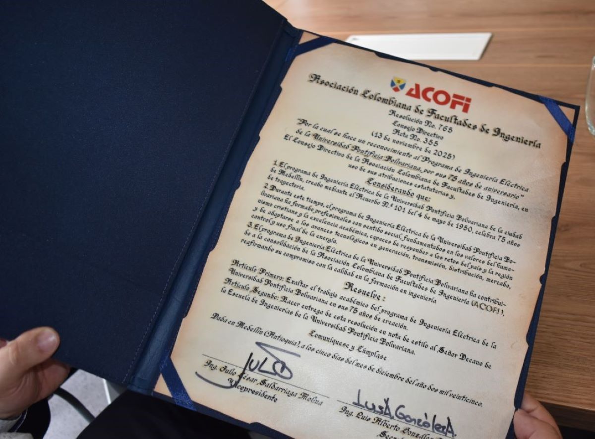 Foto reconocimiento director acofi