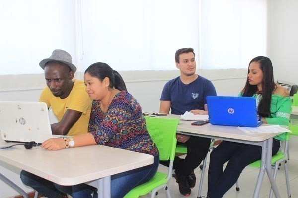 Para estar a la vanguardia con los problemas de contexto, la globalización y la competitividad, referentes importantes en la sociedad de hoy, la UPB cuenta con un proceso de transformación curricular, con un enfoque por capacidades humanas y competencias.