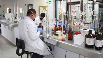 Técnicos del Laboratorio de Calidad de Aguas de la UPB Montería