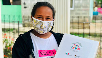 En este proyecto se contempla entregar cuatro cajas, cada una con una actividad diferente para desarrollar en familia, una de ellas ya fue entregada a 10 de las familias seleccionadas por FundAcción, en el marco de este laboratorio social.