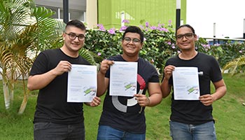 Los estudiantes Hernán Darío Ruiz, Samuel Enrique Serrano y el docente Rubén Torres Sena del Programa de Arquitectura 