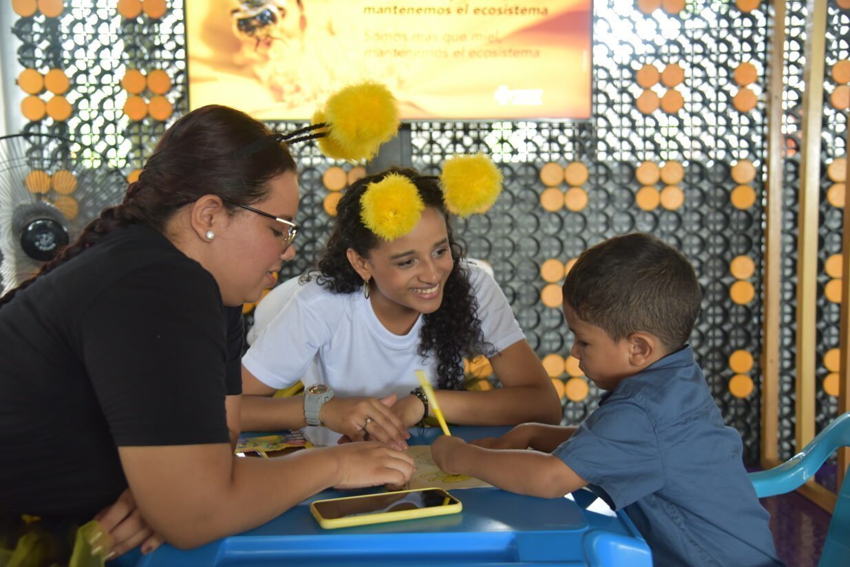 Colmena UPB, un stand sostenible e interactivo para las familias