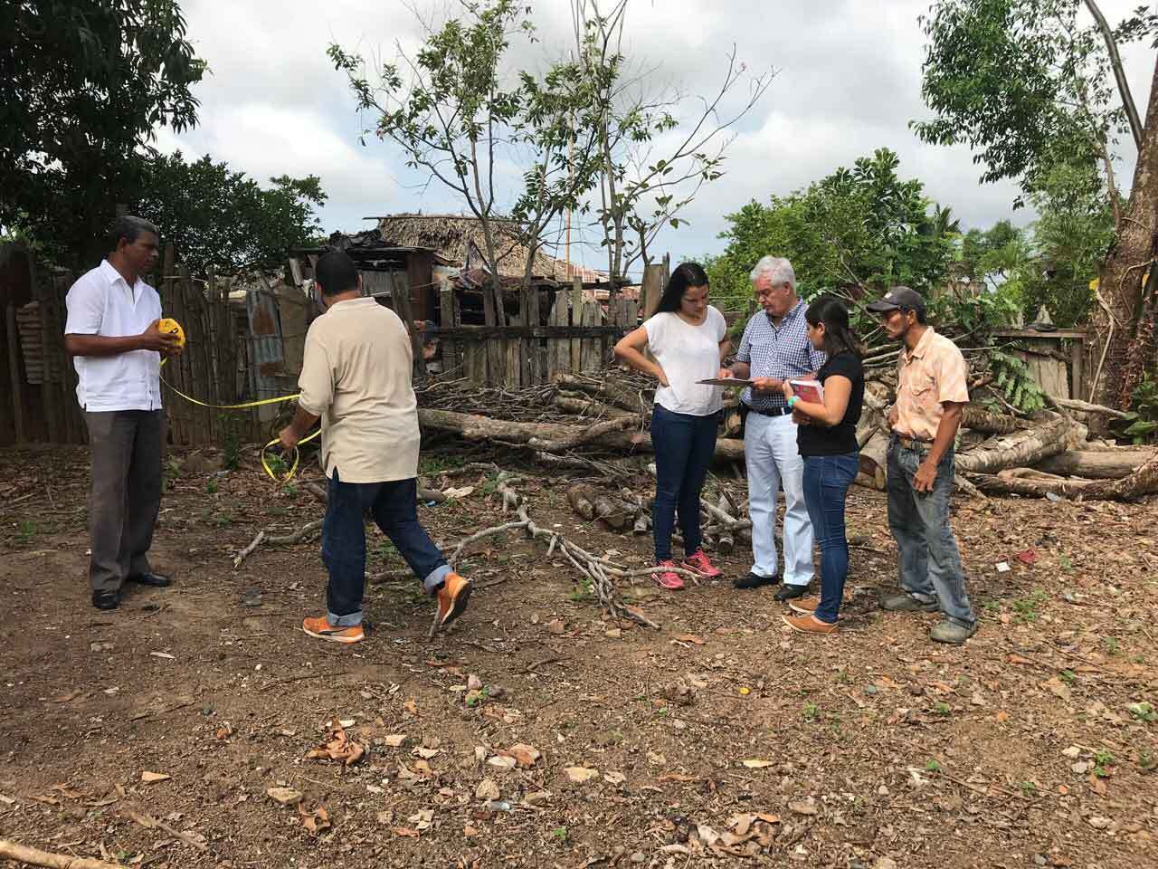 Docente Manuel Joaquín en medio de una salida de campo con sus estudiantes