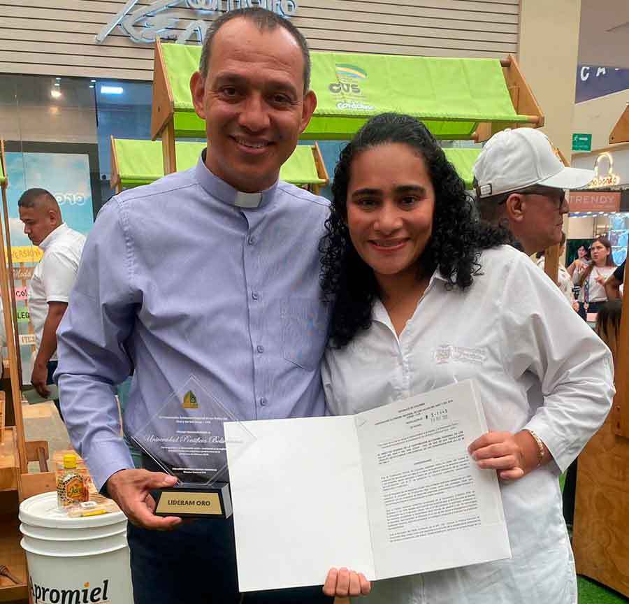 Pbro. Anor Ferney Martínez Vidal y Vanessa De la Torre