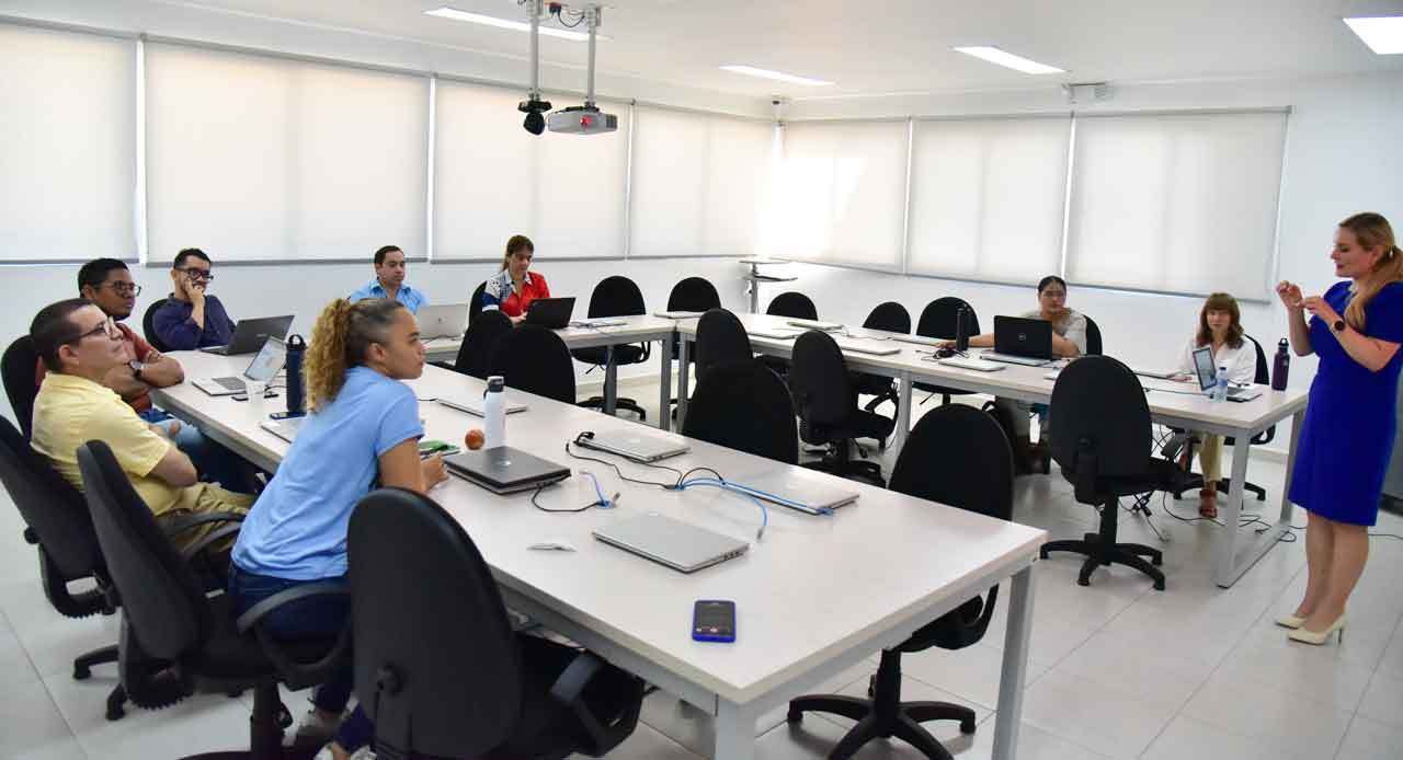 Docentes de Letonia en medio de la inmersión en inglés a docentes de la UPB Montería