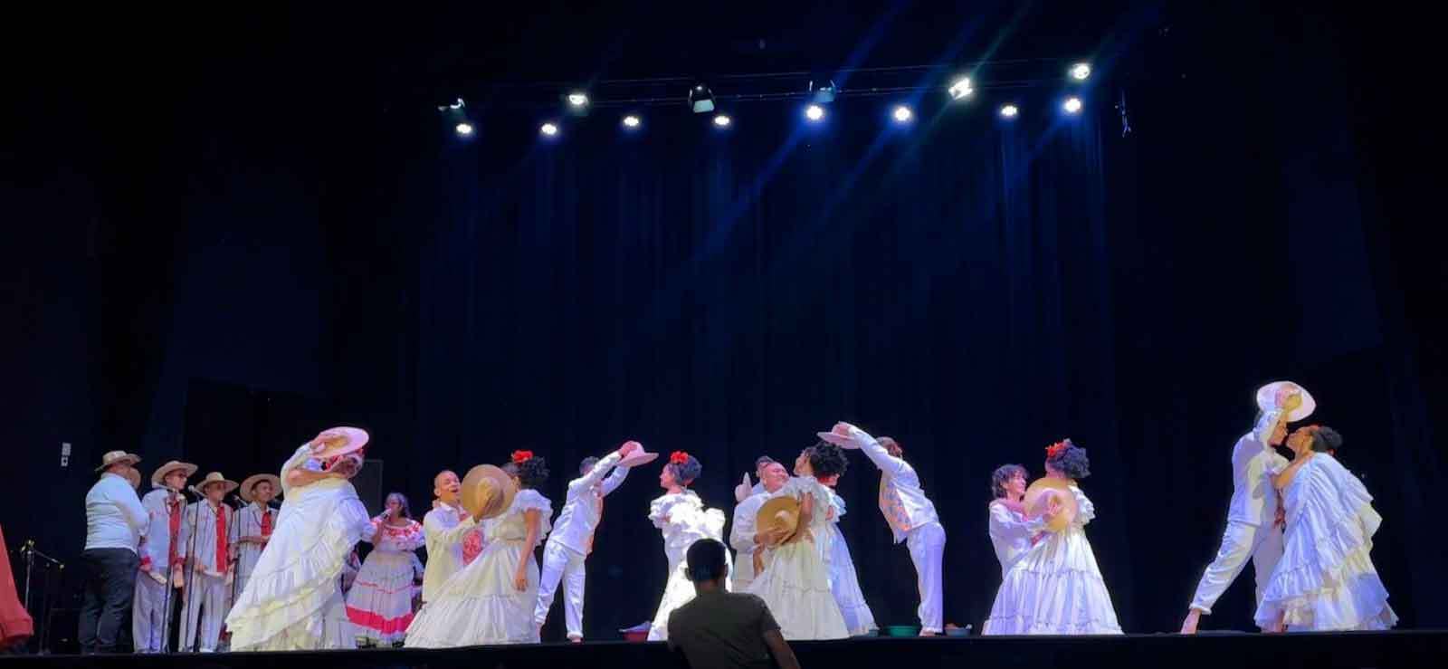 Raíces Caribeñas en su presentación en tarima