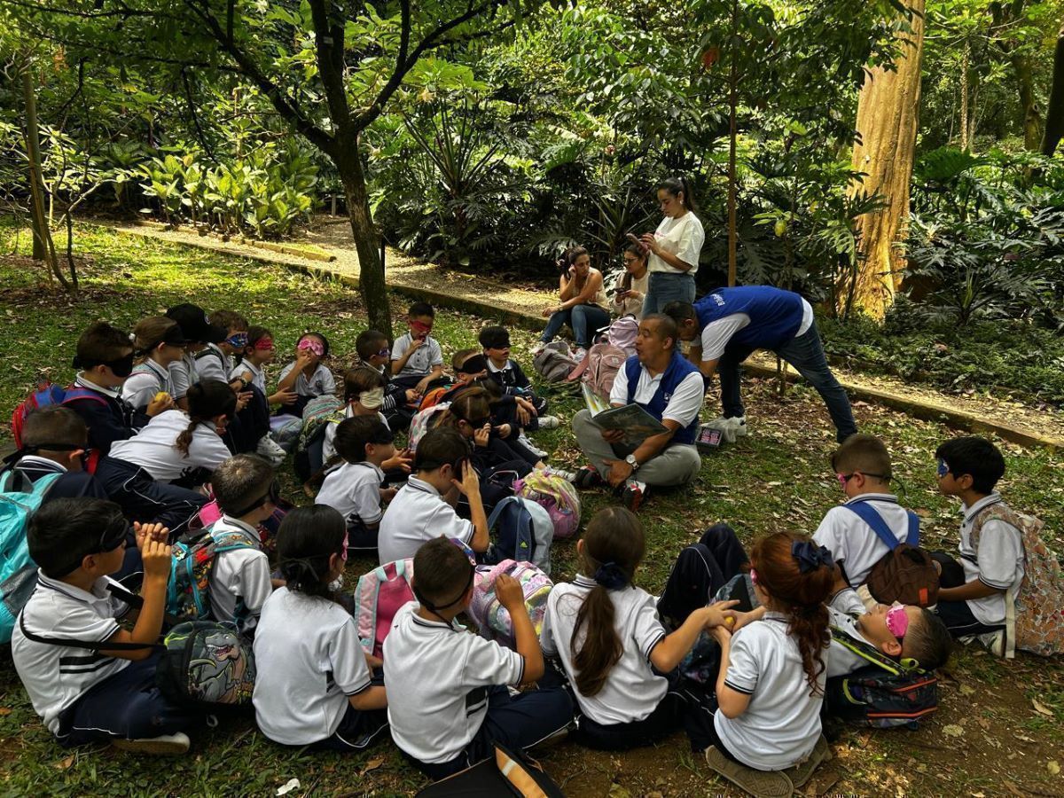 iMAGENES DEL LUGAR DE BIBLIOTECA EN FIESTA