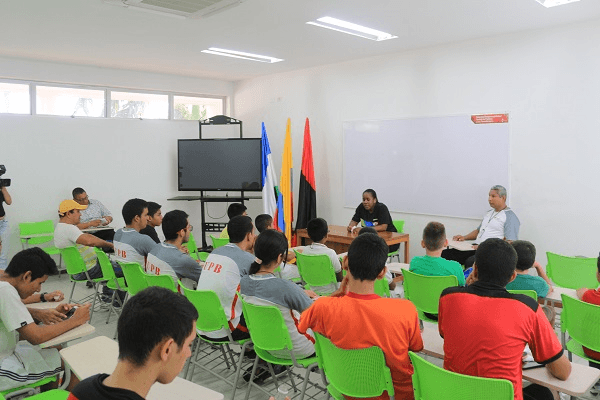 Número uno del tenis de mesa entrena con tenimesistas UPB