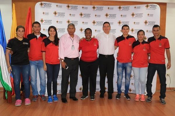 Número uno del tenis de mesa entrena con tenimesistas UPB