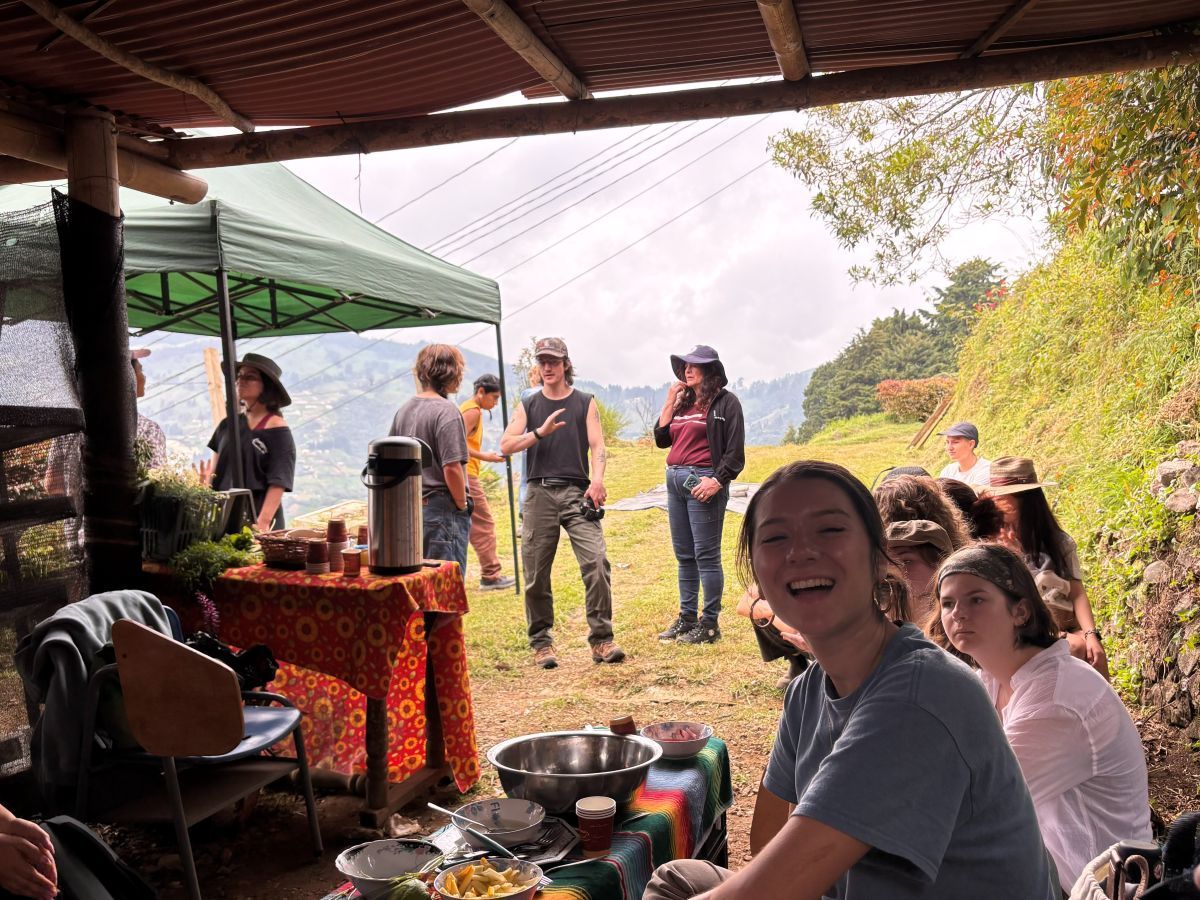 Estudiantes del Oberlin College haciendo labor social en las huertas comunitarias de la Asociación de Mujeres Campesinas Siemprevivas (San Cristóbal – Medellín).