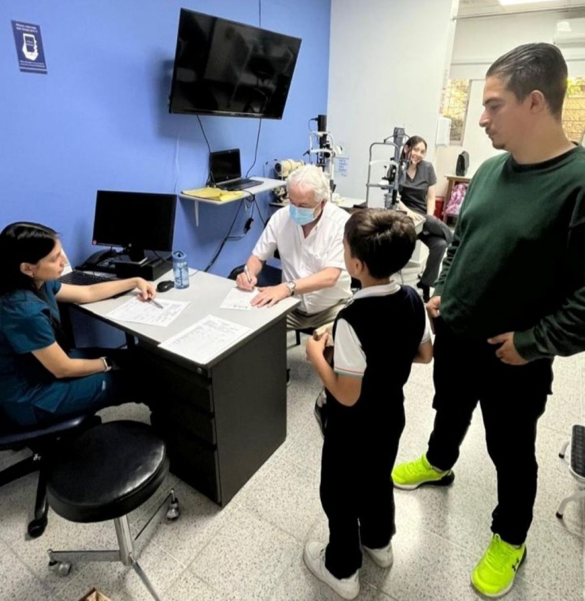 Residentes de oftalmología UPB en Fundación Hogar del Niño