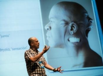 Ómar Muñoz también es un conferencista reconocido.