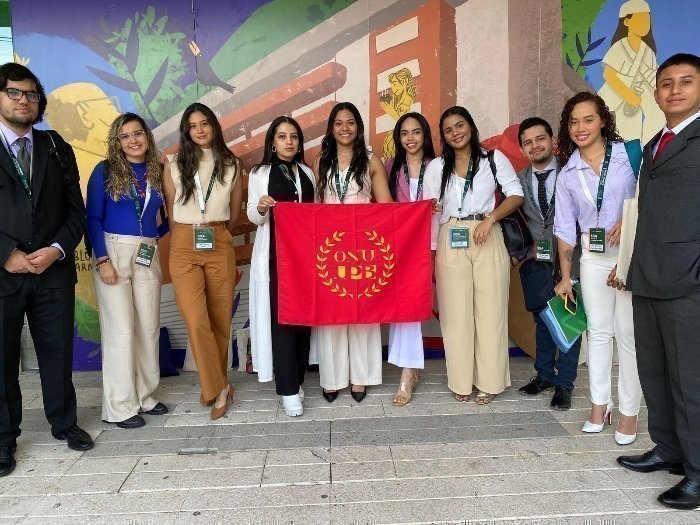 Jóvenes ONU UPB reunidos para una fotografía 