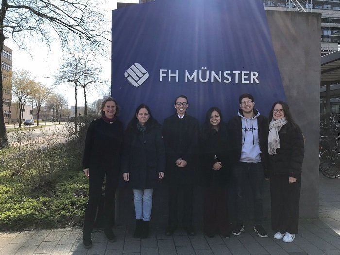 Jóvenes reunidos para una fotografía