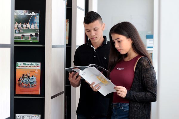 Estudiantes en Biblioteca Montería Monseñor Darío Molina Jaramillo