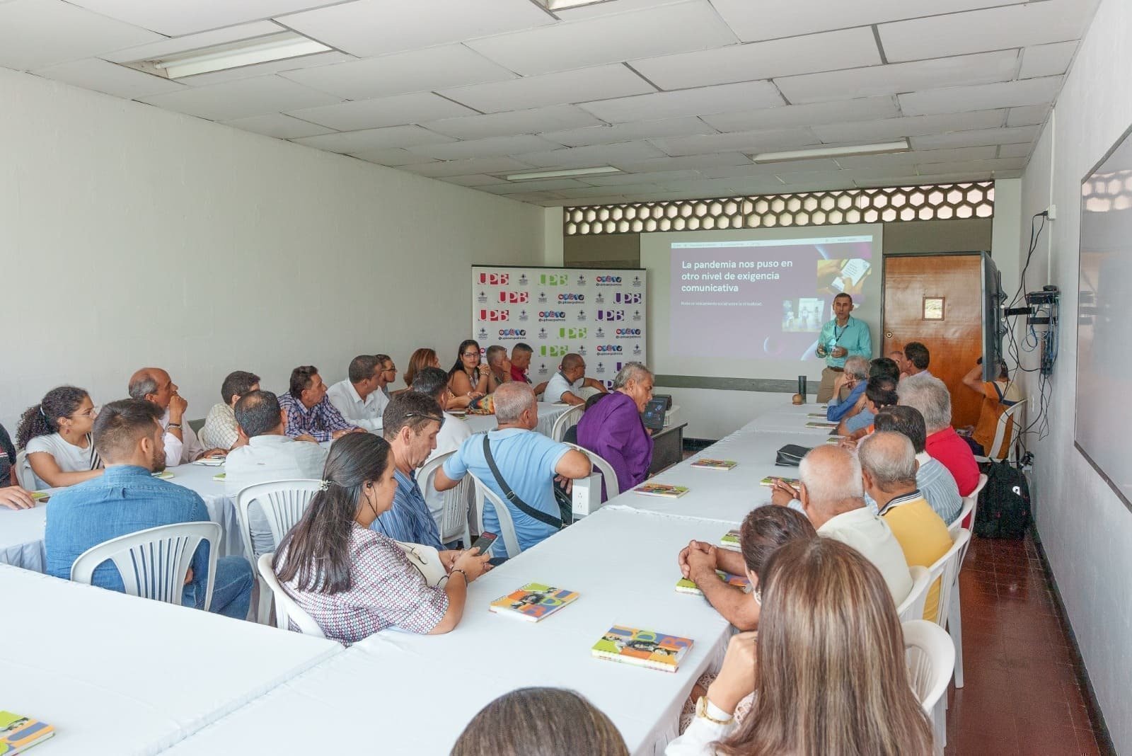 Periodistas en conferencia sobre la comunicación 