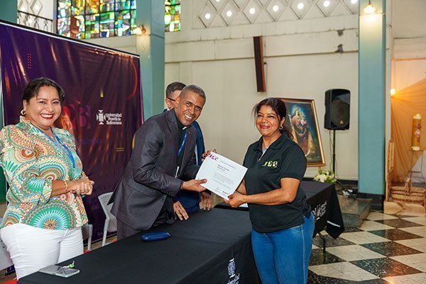 Entrega de reconocimiento a personal administrativo