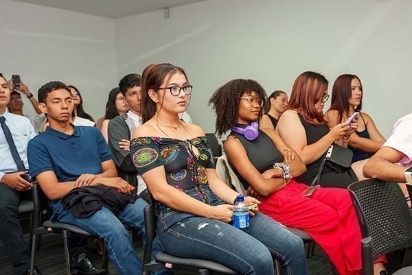 Estudiantesl de la facultad en acto académico