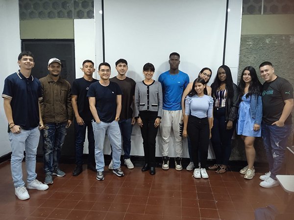 estudiantes de la Facultad de Ingeniería Industrial con la docente Jeanette Fabiola Díaz Quintanilla