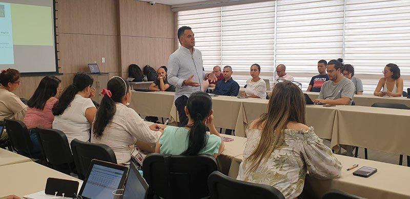 Capacitador Alejandro Suárez, experto en marketing gastronómico - Capacitación Brand Cook, UPB y Cámara de Comercio de Palmira 