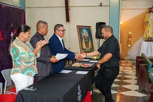 Entrega de reconocimiento a Docentes