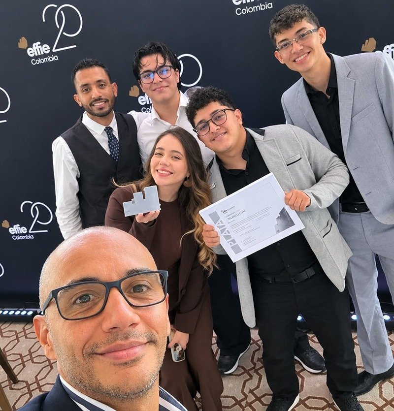 Equipo completo con el profesor Gustavo Adolfo García