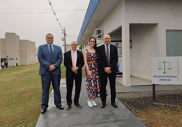 Docente Juliana Zapata en Brasil con académicos de la universidad