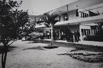 Pasillo y jardín antiguo bloque de Ingenierías