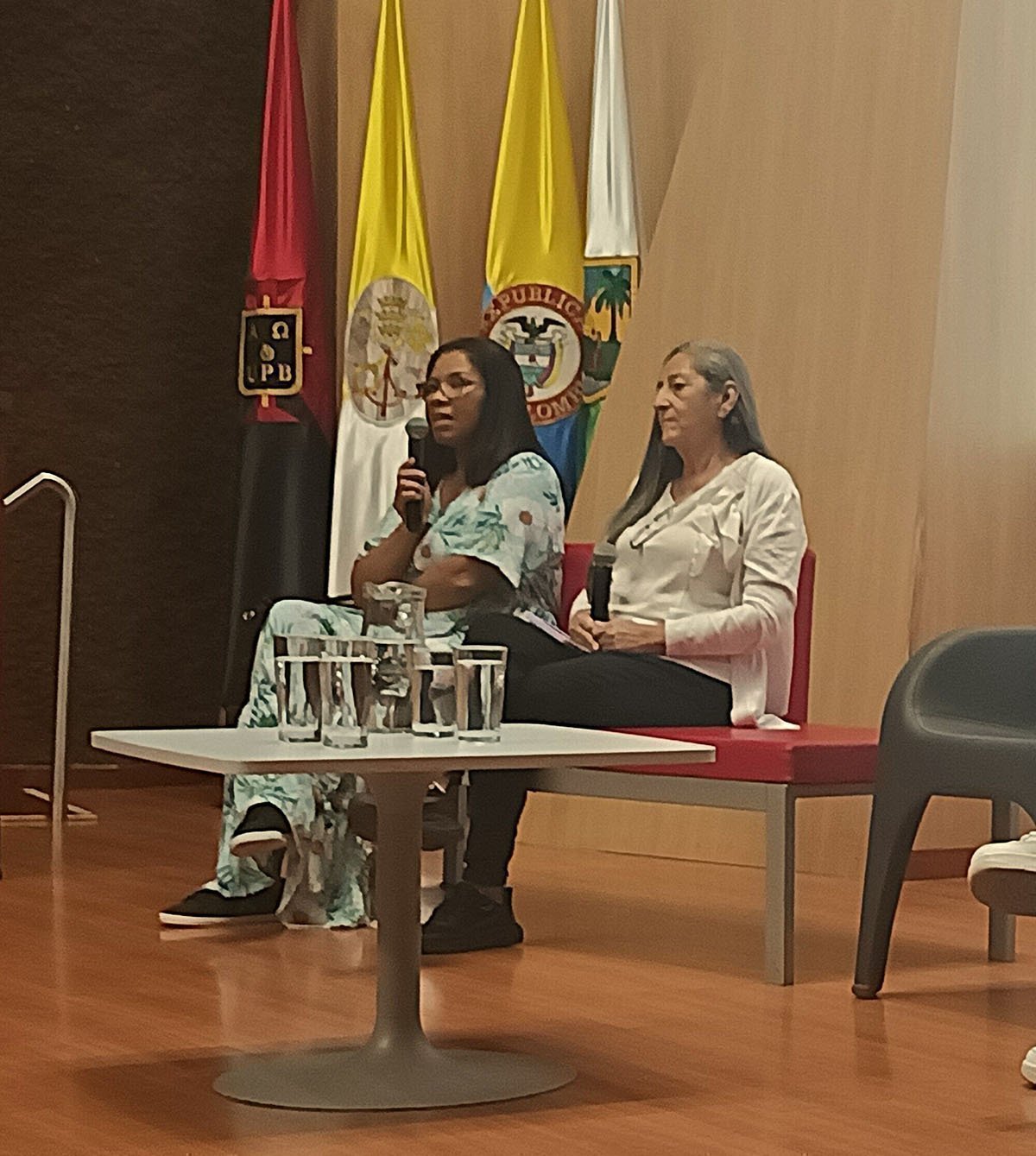 Pastora Mira, del CARE de San Carlos, y Elda Neyis Mosquera, de la Fundación Aulas de Paz y desmovilizada de las FARC