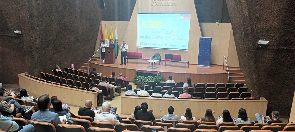 Carlos Monsalve, vicerrector pastoral, da la bienvenida al Encuentro Internacional de Paz Urbana