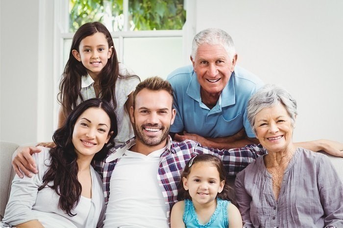 Familia sentada abrazada