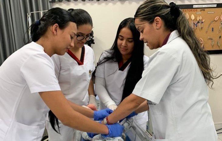 Estudiantes de medicina en práctica