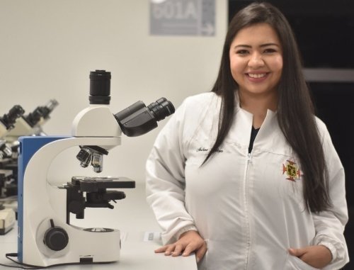 Mujer con vestuario de laboratorio