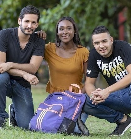 Tres estudiantes en el EcoCampus UPB