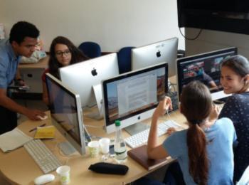 Estudiantes jóvenes en periodismo universitario