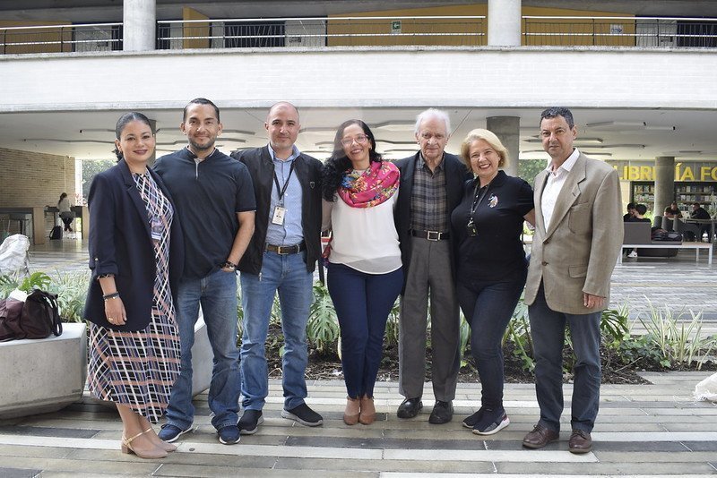 El doctor Jorge Reynolds acompañado del personal de la Escuela de Ciencias de la Salud de la UPB