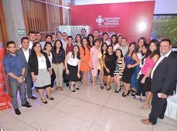 Grupo de egresados de UPB seccional Bucaramanga posando para una foto