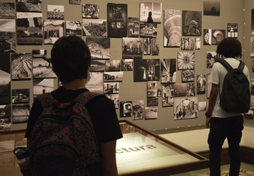 Estudiantes viendo las muestras