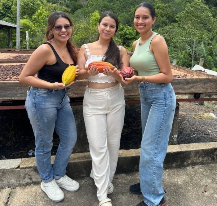 Estudiantes posan para una fotografía