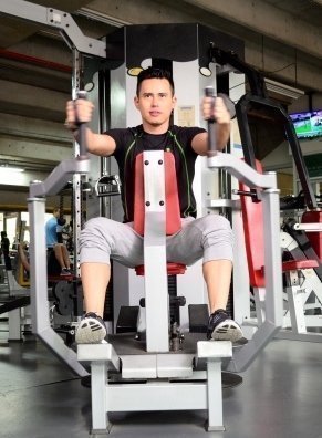 deportista ejercitándose en el gimnasio